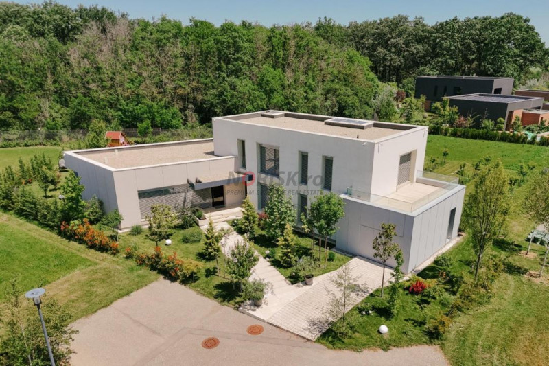 Comunitate exclusivistă - vilă modernă în mijlocul naturii