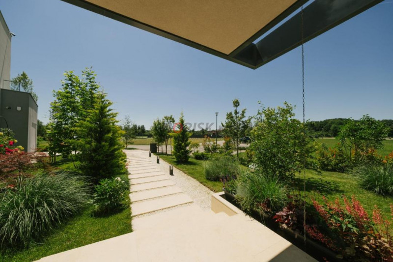 Comunitate exclusivistă - vilă modernă în mijlocul naturii