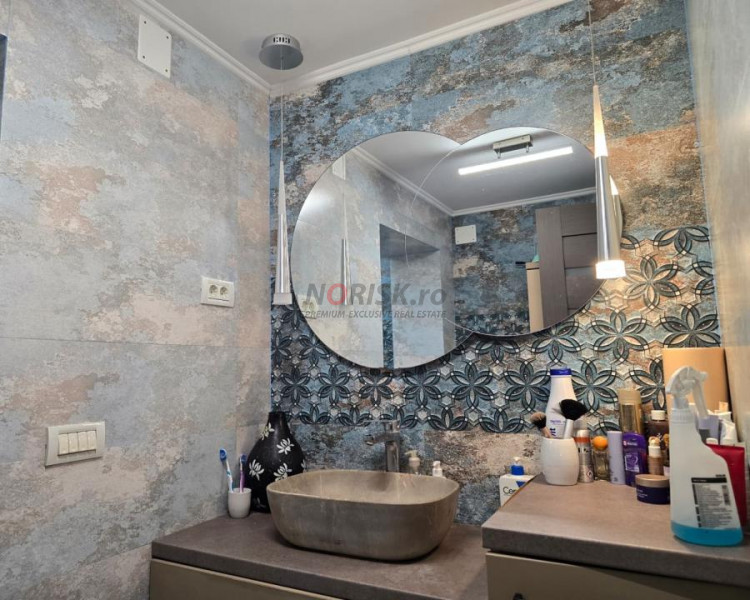 2 case + spațiu comercial | 6 dormitoare - băi proprii | 685 MP Teren 