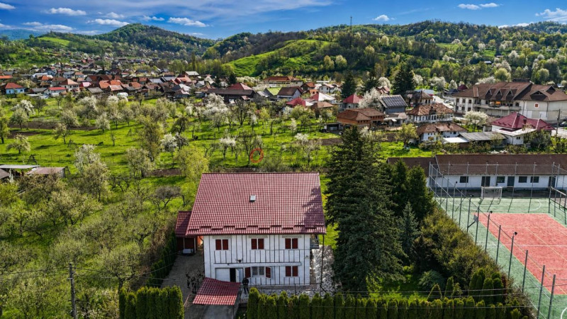 Vila 500 mp, teren 1.632 mp, ideala pentru locuinta sau pensiune