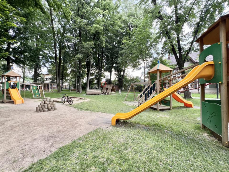 3 Camere I Vizavi de Parc PUCIOASA I 75 MP I Oportunitate !