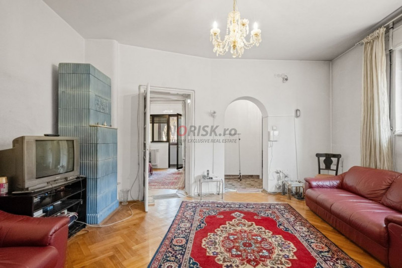 VANZARE VILA 9 CAMERE DECEBAL- RADU DE LA AFUMATI NR.42