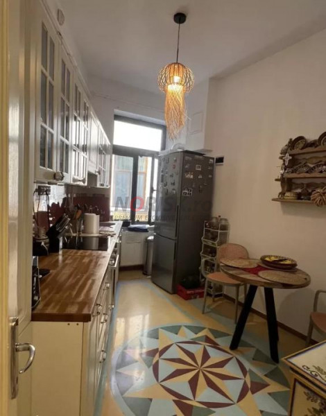Apartament boem 128 mp | 50 m de Cișmigiu | renovat integral | parcare