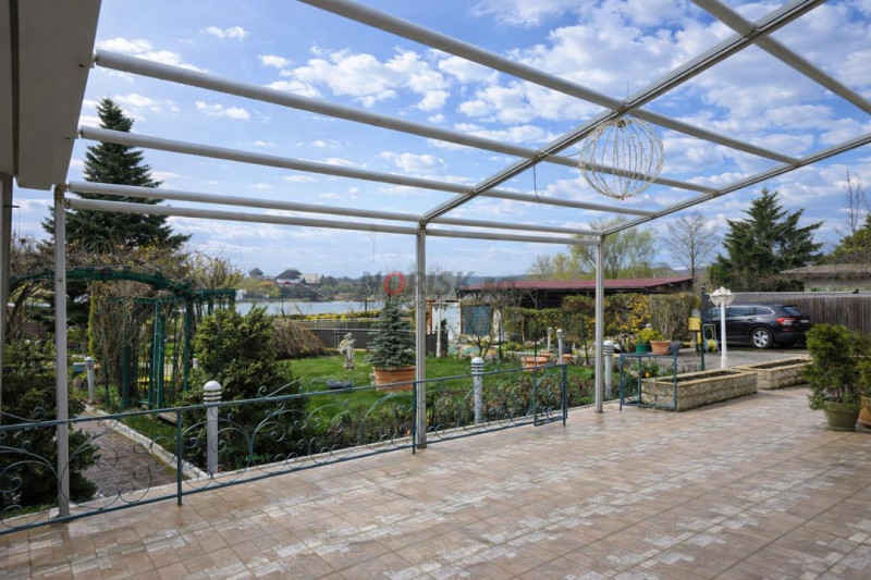 Refugiu exclusivist pe malul lacului Snagov – proprietate rară