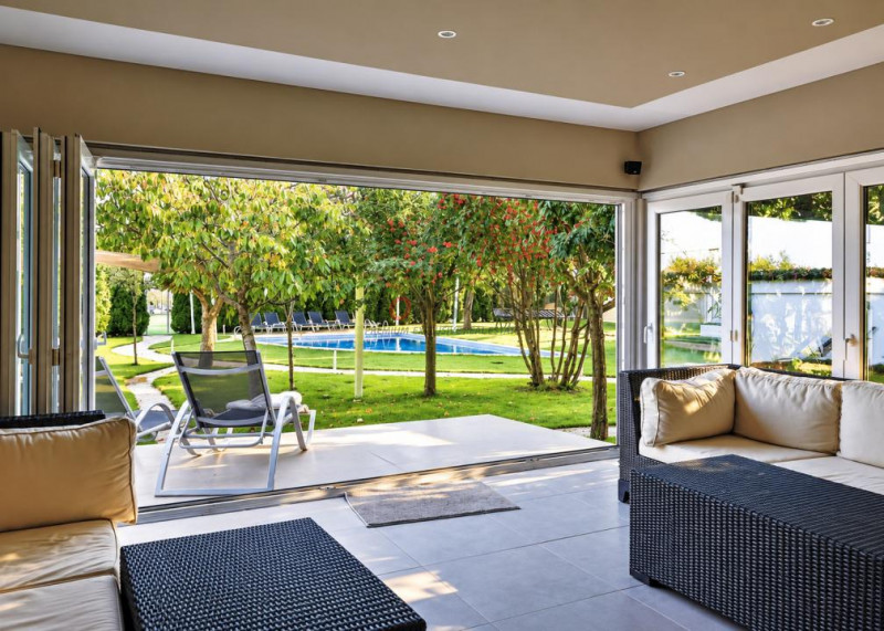 Private Estate lângă București | Vilă, Piscină & Sport Court