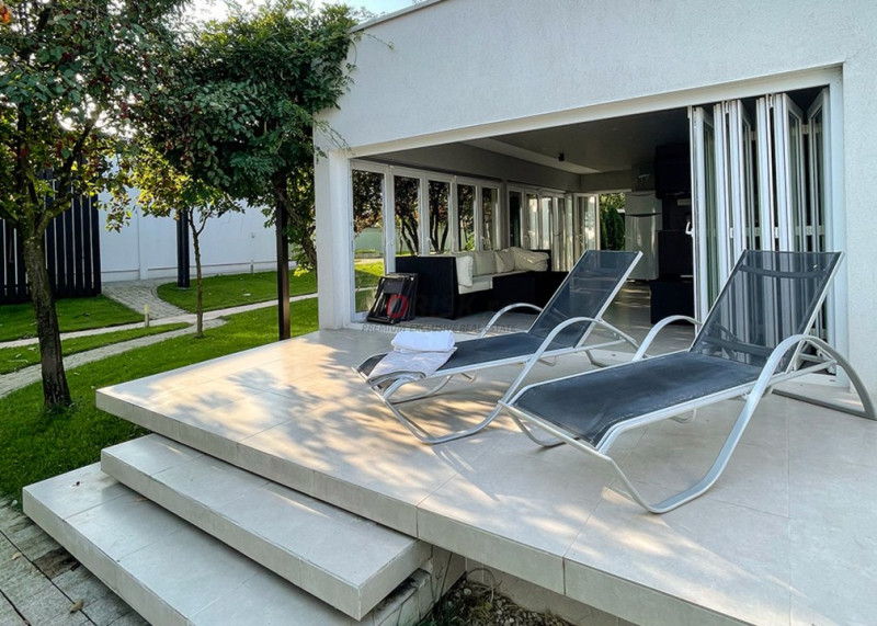 Private Estate lângă București | Vilă, Piscină & Sport Court