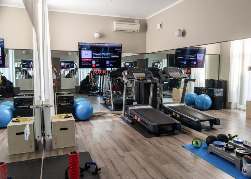 Private Estate lângă București | Vilă, Piscină & Sport Court