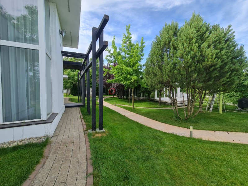 Private Estate lângă București | Vilă, Piscină & Sport Court