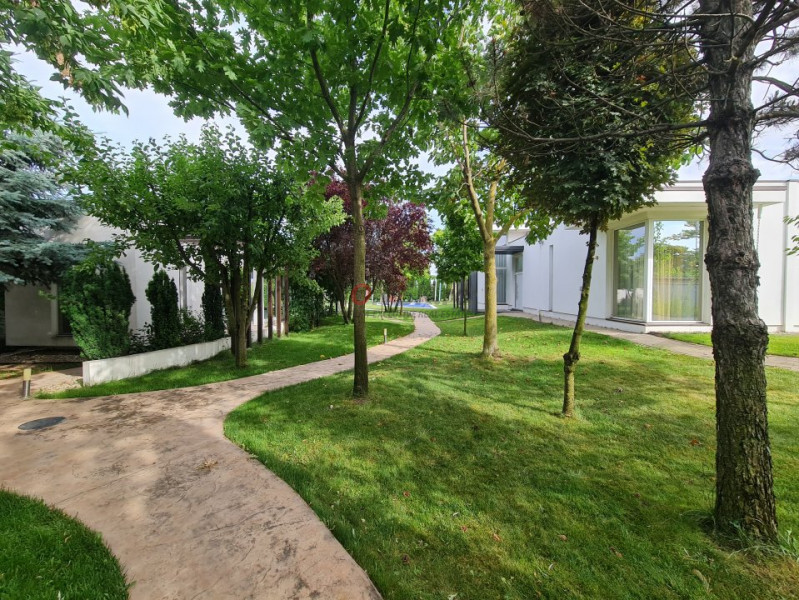 Private Estate lângă București | Vilă, Piscină & Sport Court