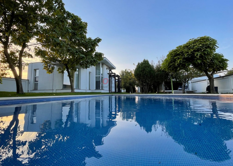 Private Estate lângă București | Vilă, Piscină & Sport Court