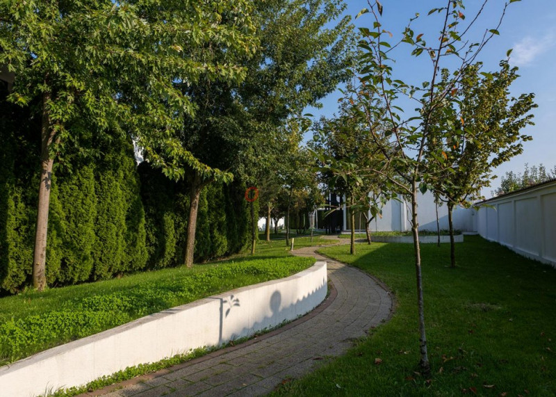 Private Estate lângă București | Vilă, Piscină & Sport Court