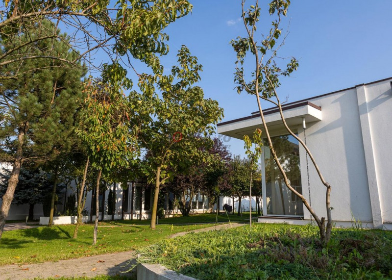 Private Estate lângă București | Vilă, Piscină & Sport Court