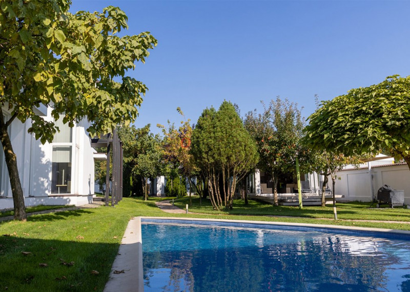 Private Estate lângă București | Vilă, Piscină & Sport Court