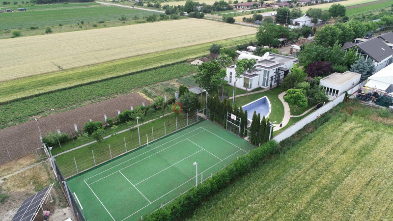 Private Estate lângă București | Vilă, Piscină & Sport Court