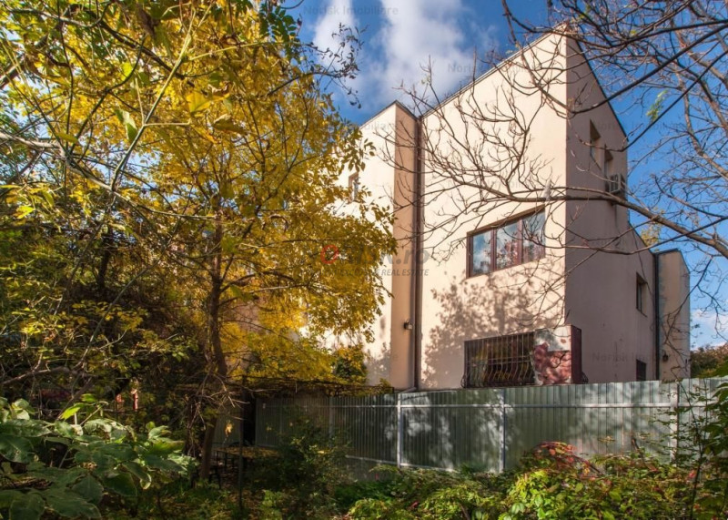 Vilă Art Deco, 7 camere, curte generoasă | Budapesta – Tineretului