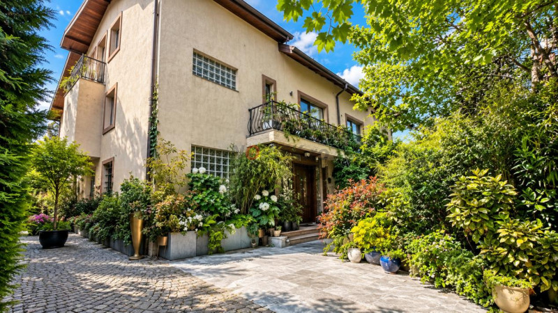 Comfort Living | 5 Camere și Curte Proprie