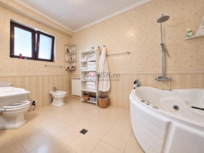 Proprietate exclusivistă cu piscină, garaj și teren de 900 mp