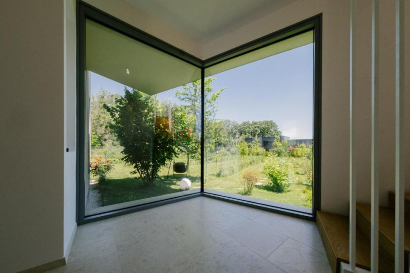Comunitate exclusivistă - vilă modernă în mijlocul naturii