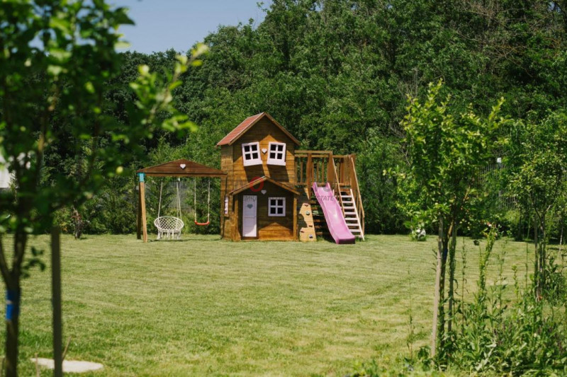 Comunitate exclusivistă - vilă modernă în mijlocul naturii