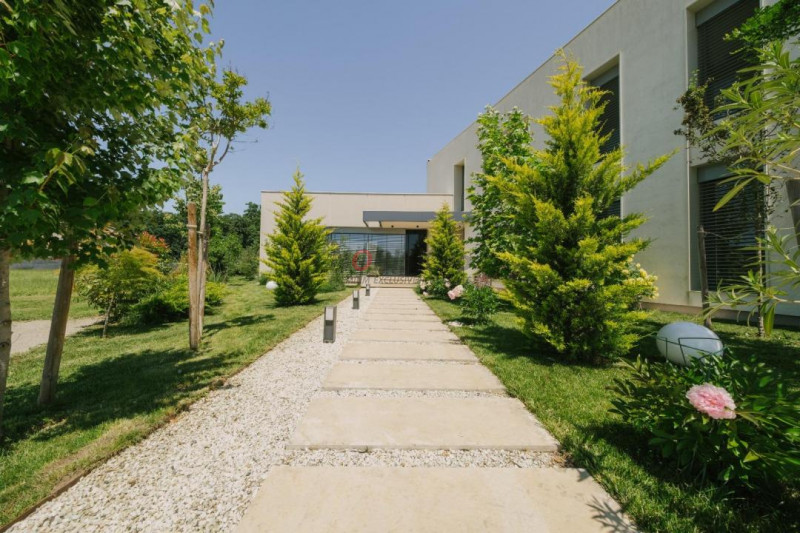 Comunitate exclusivistă - vilă modernă în mijlocul naturii