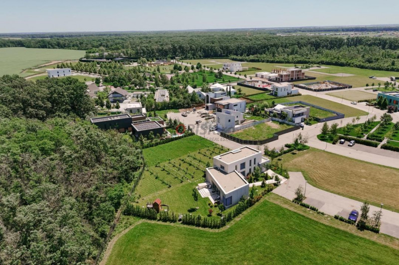 Comunitate exclusivistă - vilă modernă în mijlocul naturii